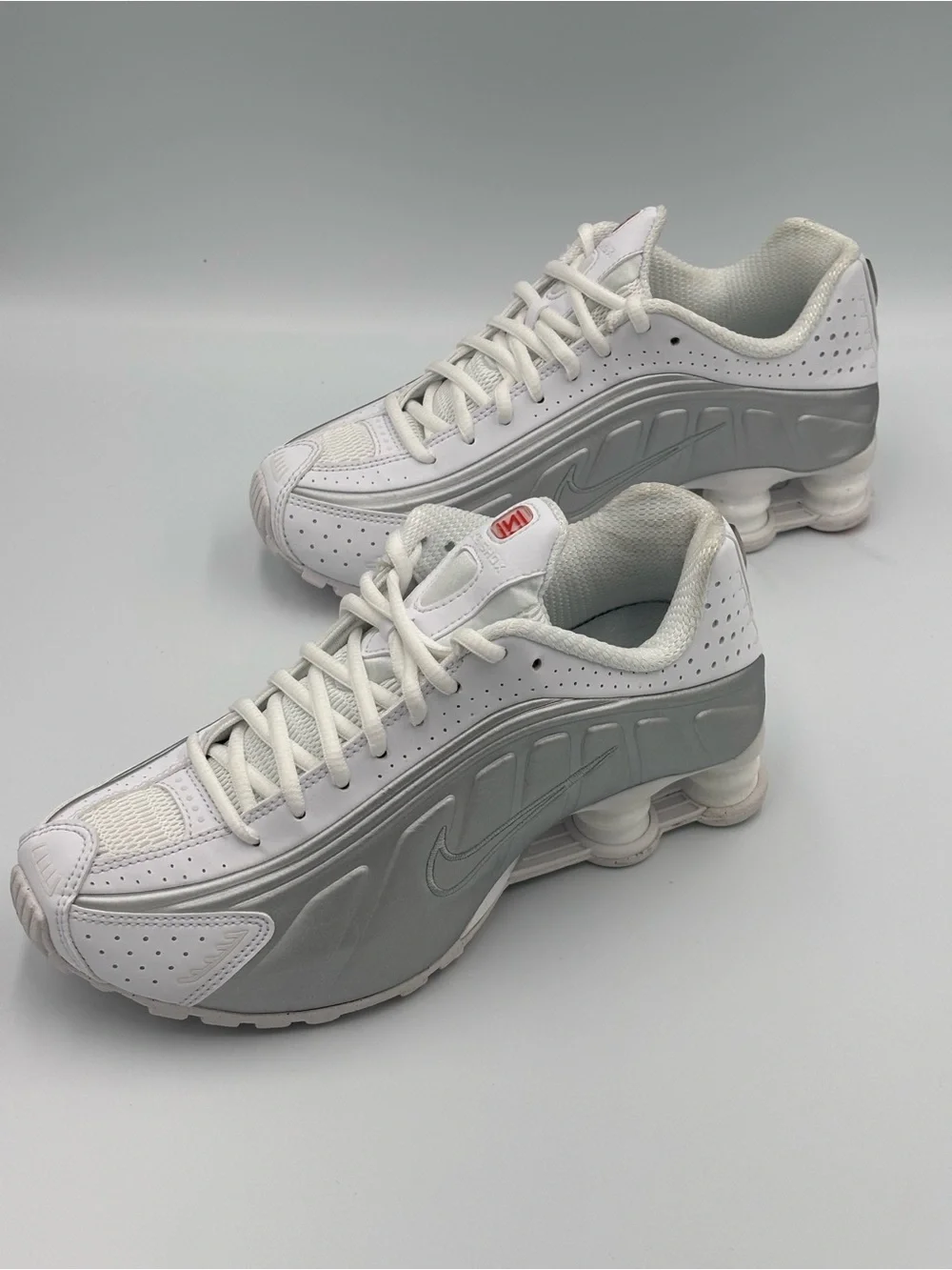 Nike Shox R4 White Metallic Silver Women’s Sneakers AR3565-101 Size 6.5 New